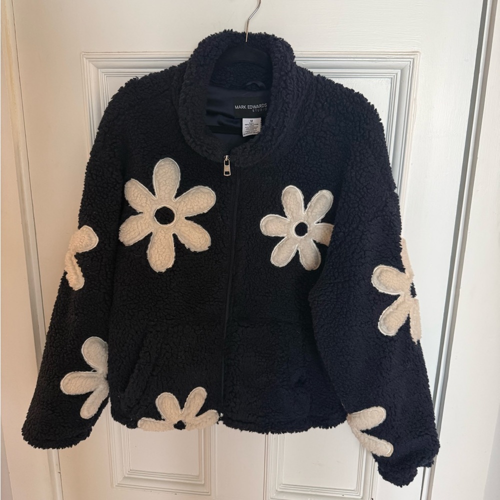 Mark Edwards Cozy Navy w/White Daisies Sherpa Jacket. Size Medium.